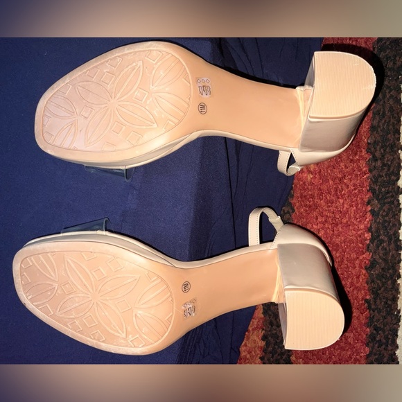 Laundry List beige heels, size 11 - Picture 4 of 4